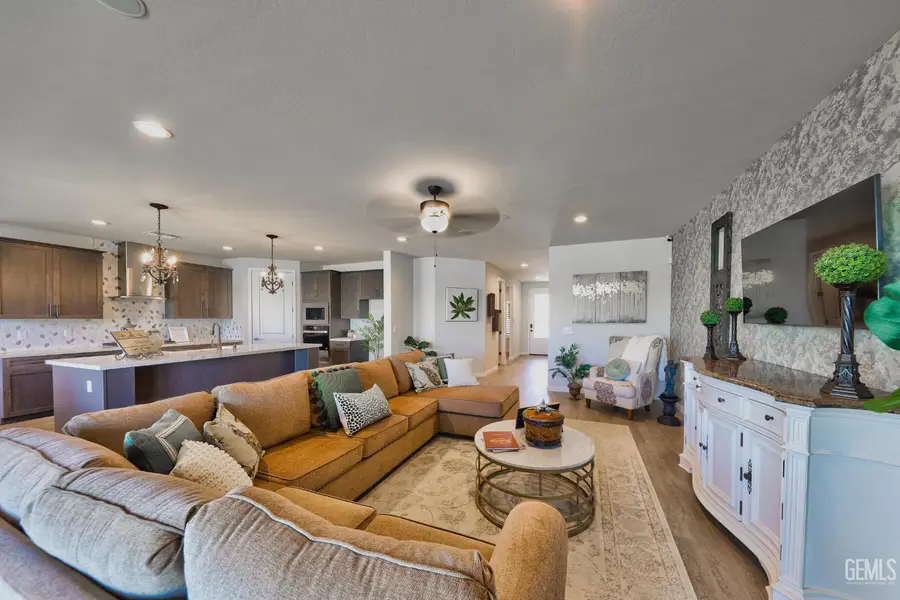 11104 ALCAZAR AVENUE, Bakersfield, CA 93311 - Image #2