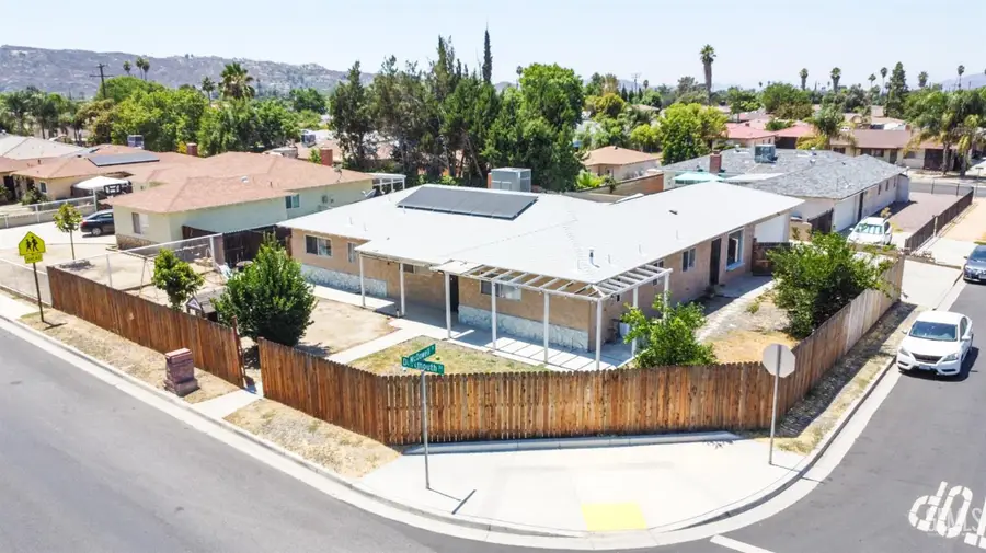 26327 DARTMOUTH ST., Hemet, CA 92544 - #2