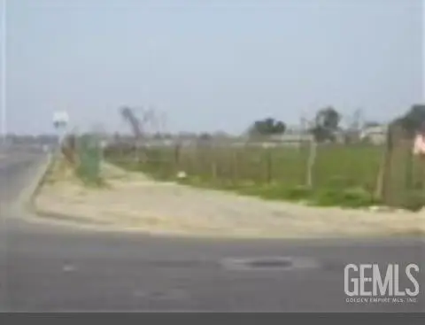 900 E PLANZ RD, Bakersfield, CA 93307