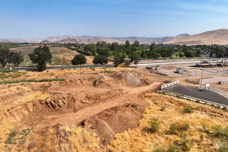 709 W NARANJO AVENUE, Woodlake, CA 93286 - #3