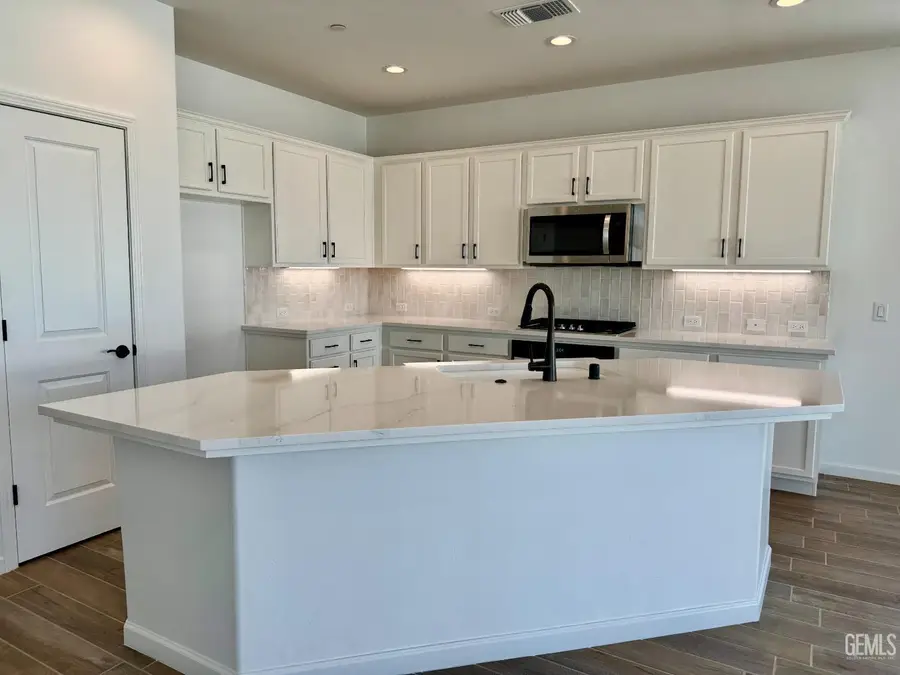 2404 ADDLINGTON STREET, Bakersfield, CA 93311 - Image #2