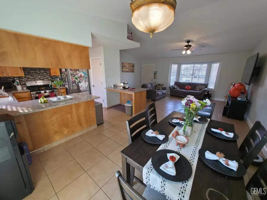 406 CALLE DE LA VINA, Delano, CA 93215 - Image #2