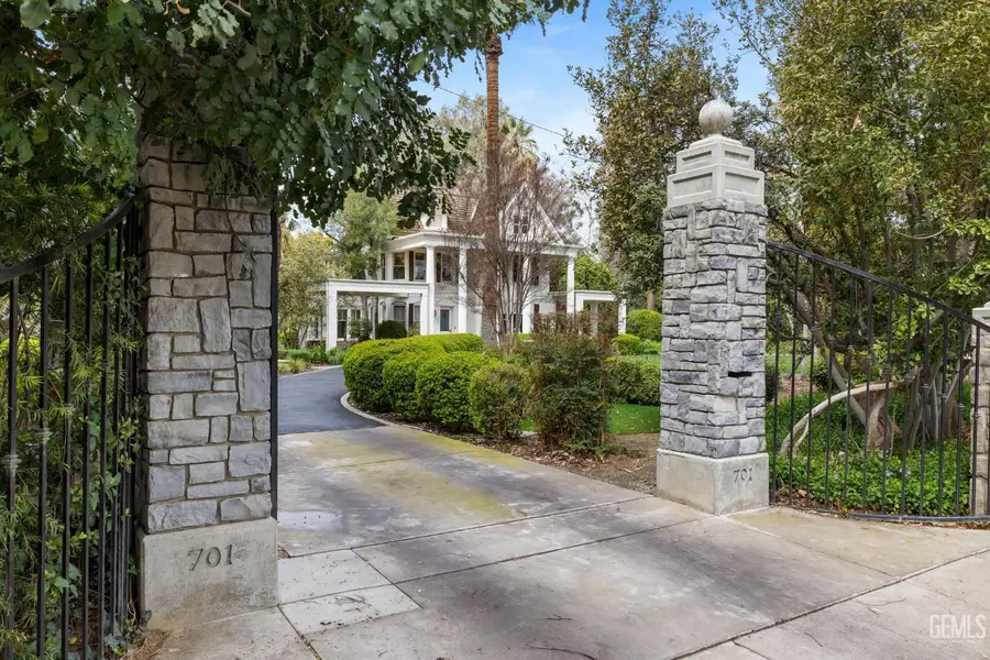 701 OLEANDER AVENUE, Bakersfield, CA 93304 - Image #2