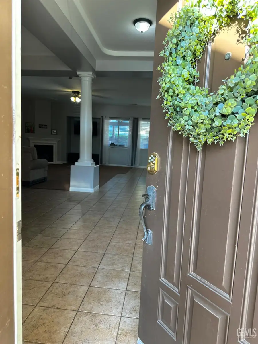 18 CLAUDIA AUTUMN DRIVE, Bakersfield, CA 93314 - Image #2