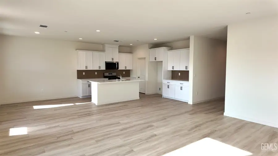 8401 ESTES PARK STREET, Bakersfield, CA 93314 - Image #2