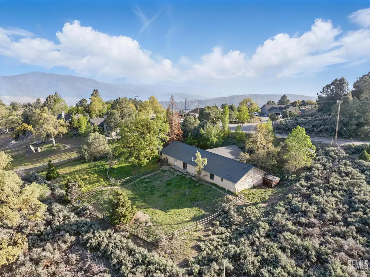 24980 SUNSET WAY, Tehachapi, CA 93561 - Image #1