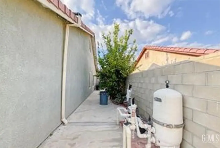 2901 FLINT HILLS DRIVE, Bakersfield, CA 93313 - Image #2