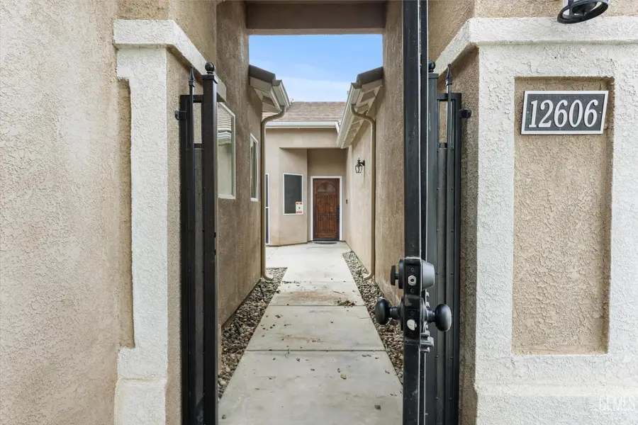 12606 KNIGHTS BRIDGE PLACE, Bakersfield, CA 93312 - Image #2