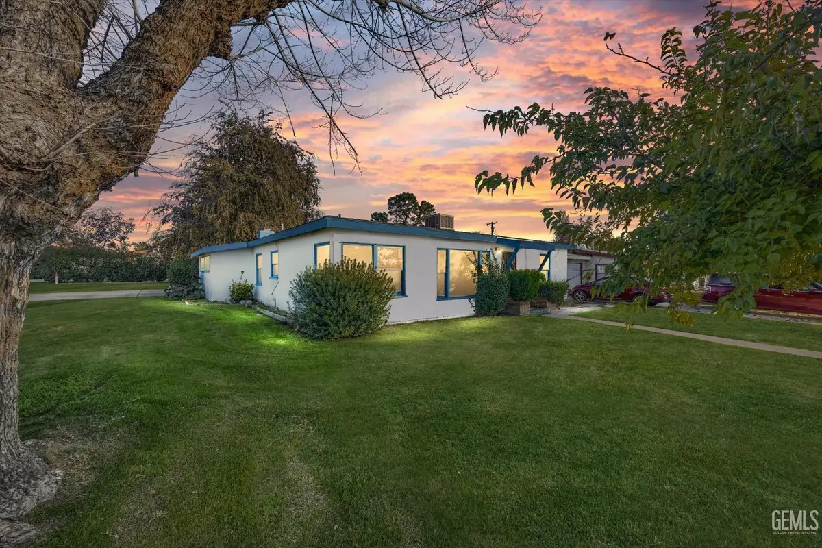 2016 AIRPORT DRIVE, Bakersfield, CA 93308 - Image #1