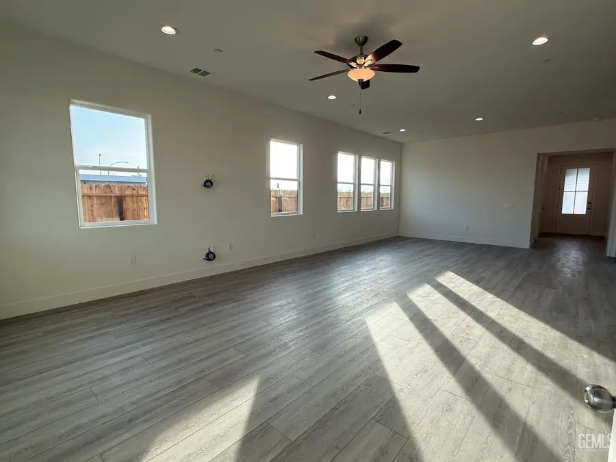 6702 WANDERER WAY, Bakersfield, CA 93314 - Image #2