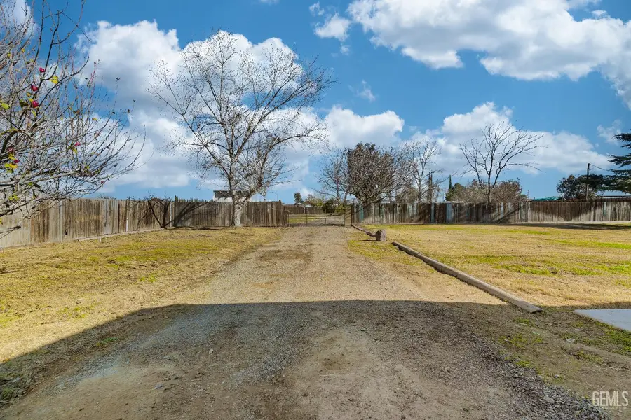 4610 W CORONADO STREET, Bakersfield, CA 93314 - Image #3