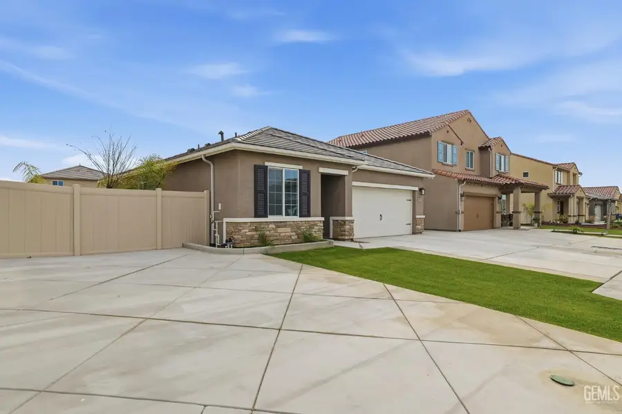 7812 STRAWBERRY LANE, Bakersfield, CA 93313 - Image #3