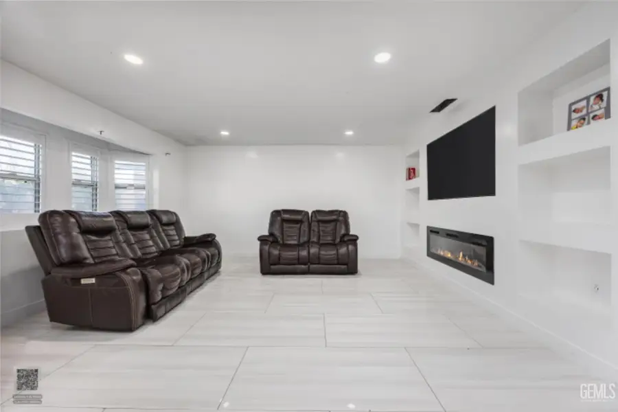 2705 COLLEEN STREET, Bakersfield, CA 93309 - Image #2