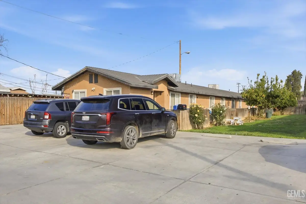 106 E WARREN AVENUE, Bakersfield, CA 93308 - #1