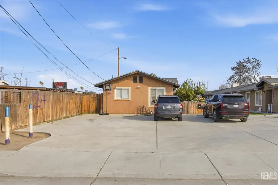 106 E WARREN AVENUE, Bakersfield, CA 93308 - #2