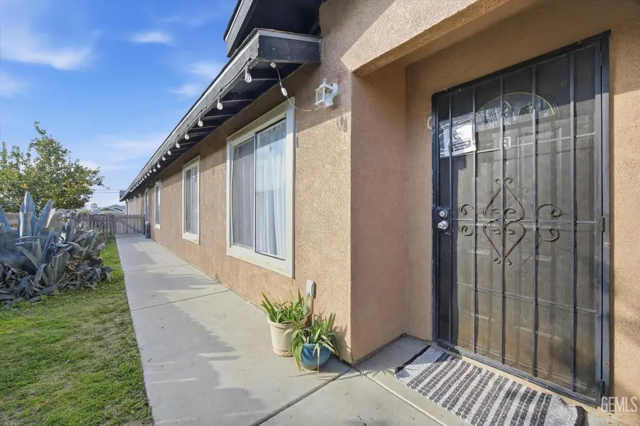 106 E WARREN AVENUE, Bakersfield, CA 93308 - #3