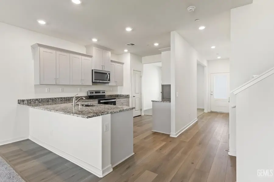 8003 BLUEBERRY AVENUE, Bakersfield, CA 93313 - #3