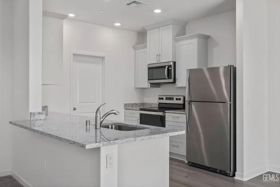 7900 BLUEBERRY AVENUE, Bakersfield, CA 93313 - #3