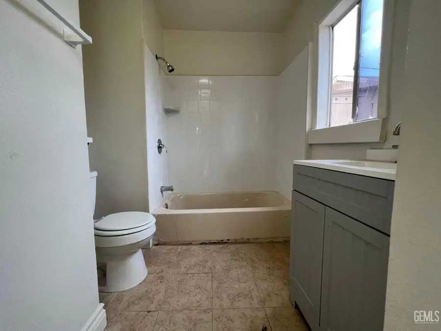 711 WASHINGTON STREET, Bakersfield, CA 93307 - #3