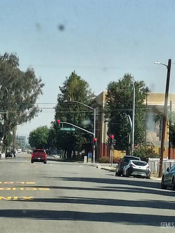 924 M STREET, Bakersfield, CA 93304