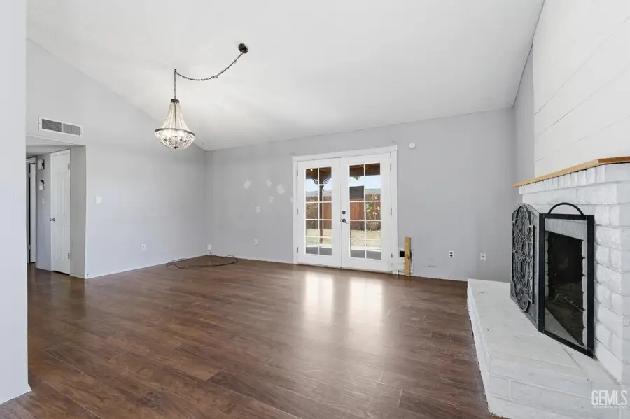 9237 BUTTERNUT AVENUE, Bakersfield, CA 93306 - #3