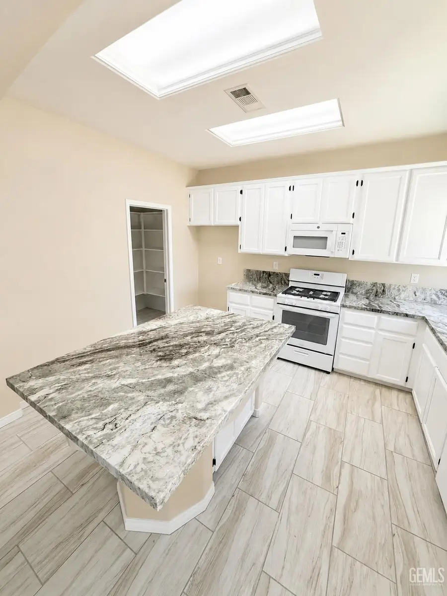 6017 LAKEWOOD SHORES DRIVE, Bakersfield, CA 93312 - #3