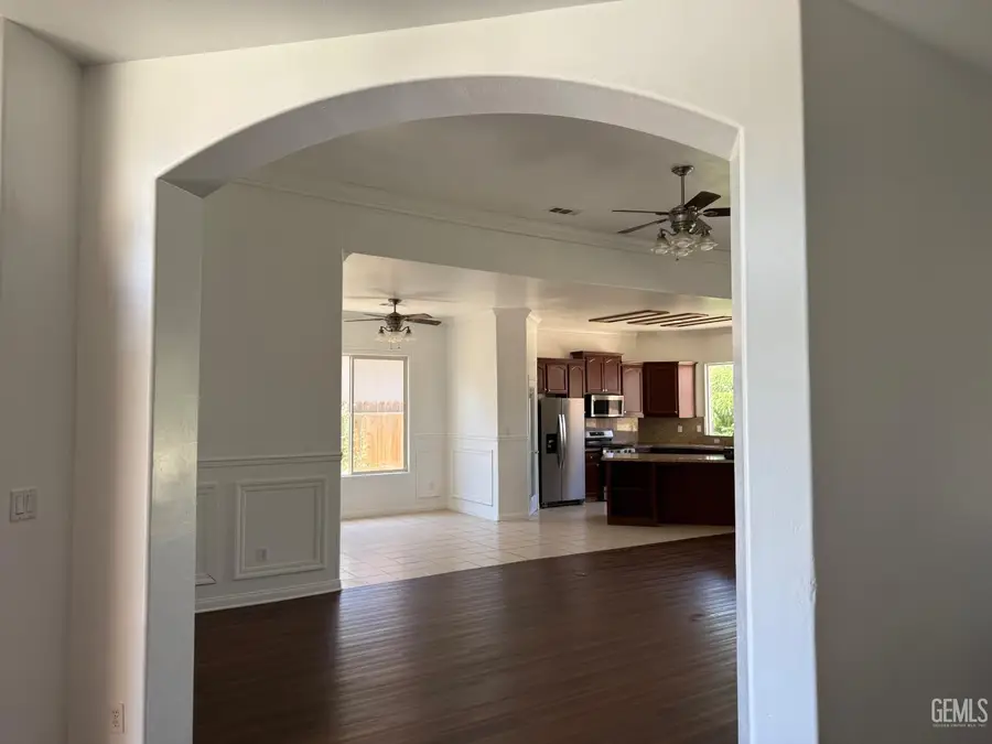 2802 SILVER SHORE LANE, Bakersfield, CA 93313 - #2