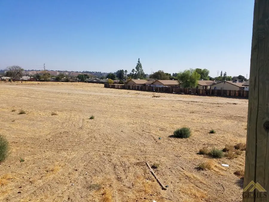828 IRIS STREET, Bakersfield, CA 93308 - #2