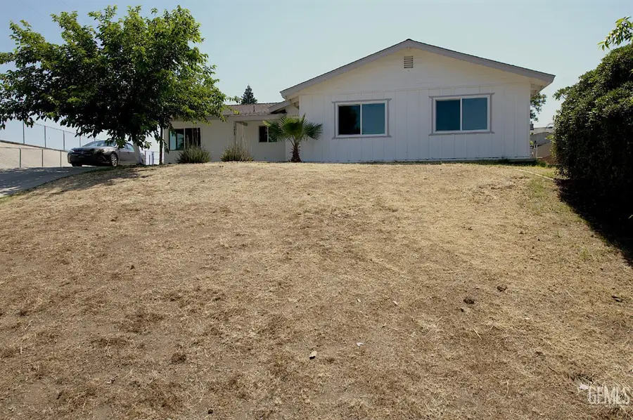 2425 CASTLE DRIVE, Bakersfield, CA 93306 - #2