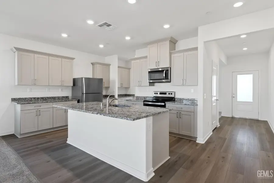 7901 BLUEBERRY AVENUE, Bakersfield, CA 93313 - #3