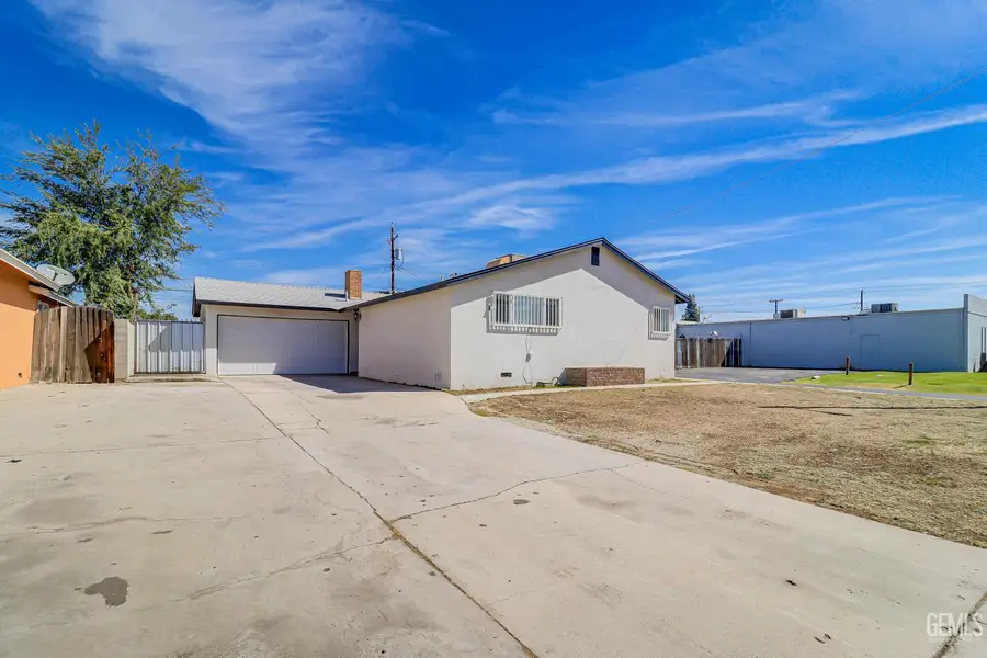 1720 MONTGOMERY AVENUE, Bakersfield, CA 93304 - #2
