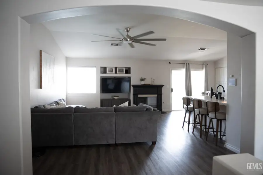 10710 FALLING SPRINGS AVENUE, Bakersfield, CA 93312 - #3