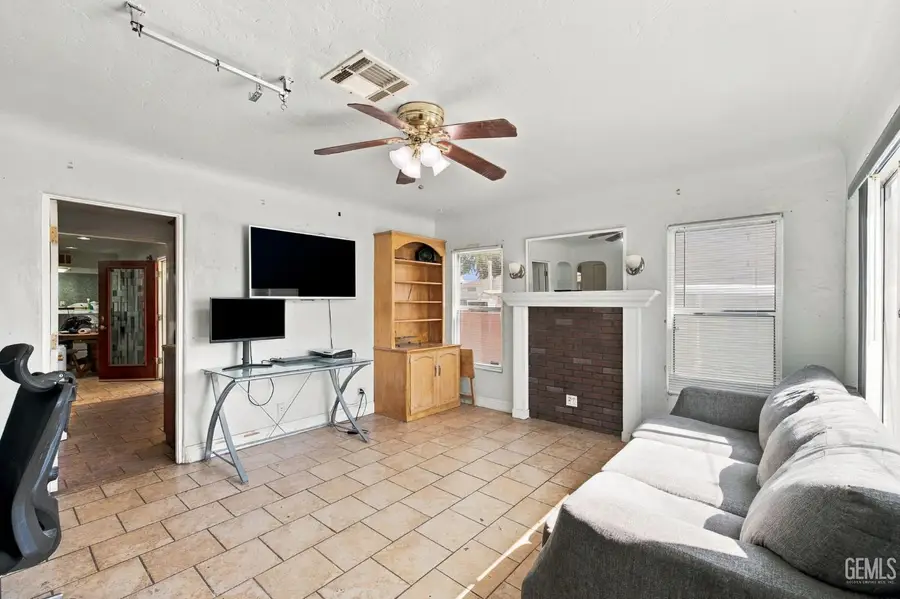 110 E BELLE AVENUE, Bakersfield, CA 93308 - #3