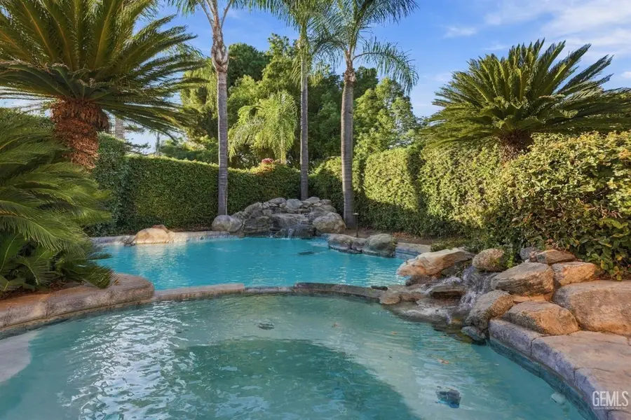 911 CROWN POINTE DRIVE, Bakersfield, CA 93312 - #3