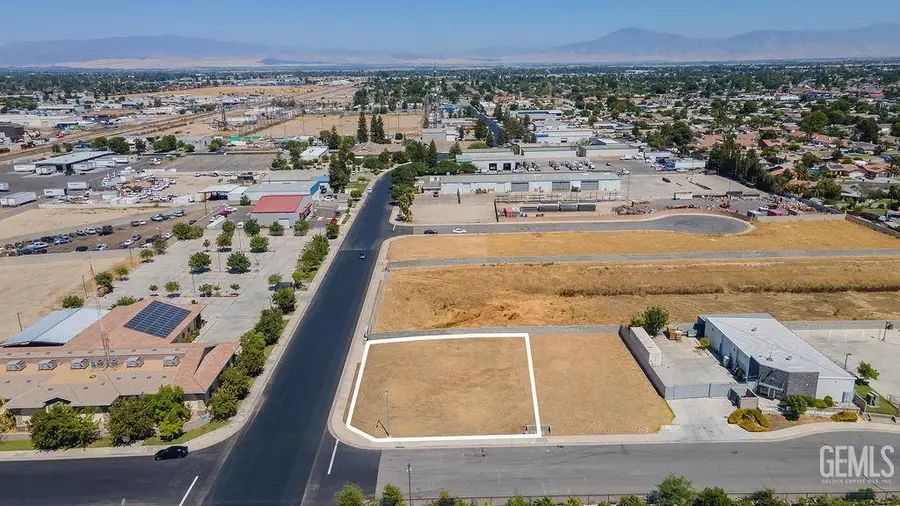 5100 PAMPAS LANE, Bakersfield, CA 93313 - #2