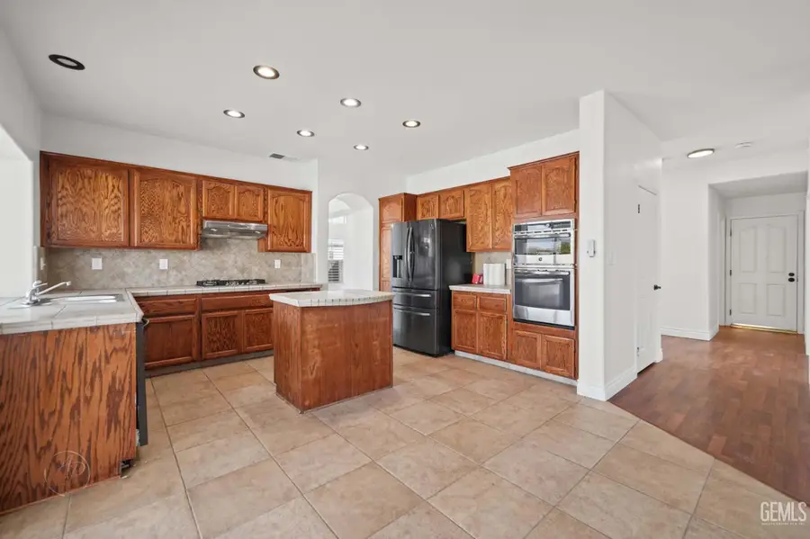 9922 BALVANERA AVENUE, Bakersfield, CA 93312 - #3