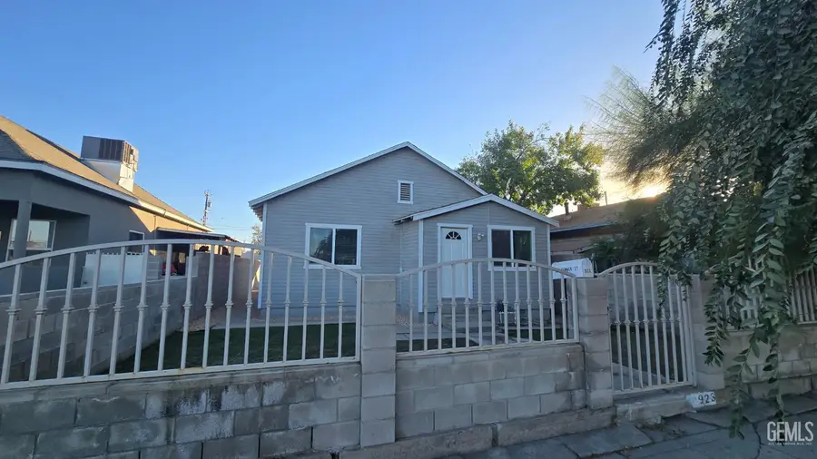 923 SUMNER STREET, Bakersfield, CA 93305 - #2