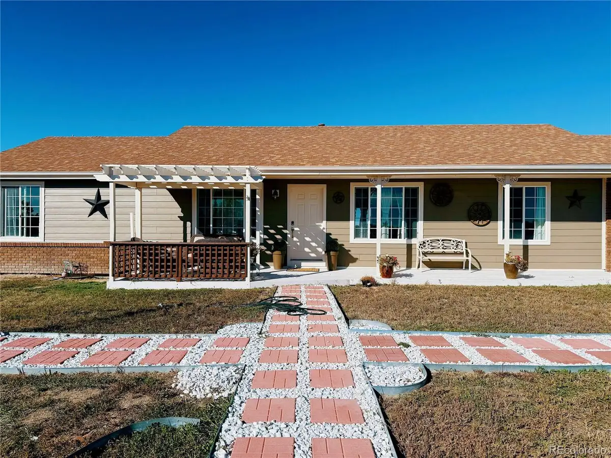 55657 E Apache Pl, Strasburg, CO 80136 - Image #1