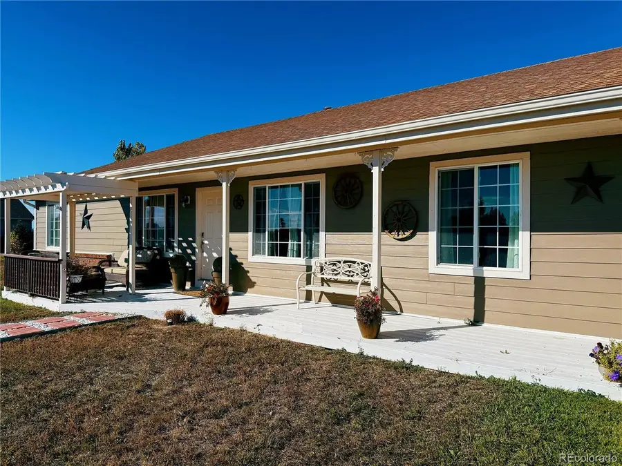 55657 E Apache Pl, Strasburg, CO 80136 - Image #2