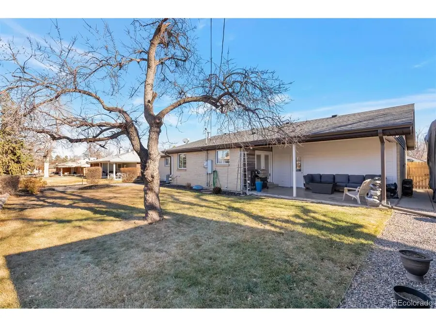 6221 S Logan Ct, Centennial, CO 80121 - Image #2