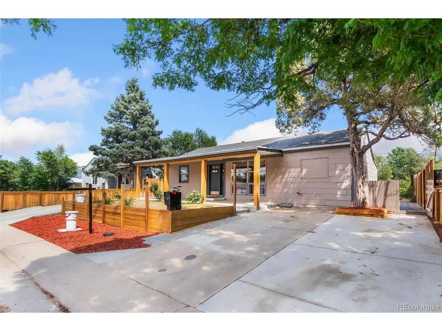 886 Kingston St, Aurora, CO 80010 - #2