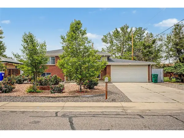 933 Newcombe St, Lakewood, CO 80215