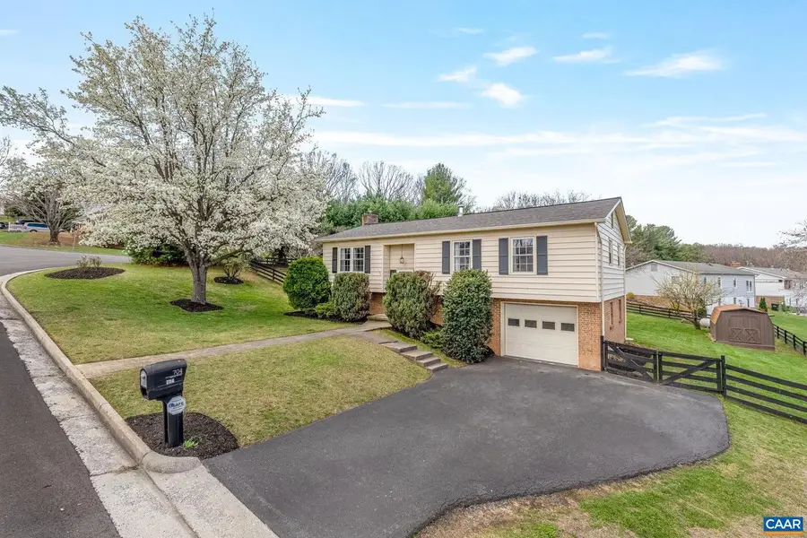 704 Carann St, Staunton, VA 24401 - #2