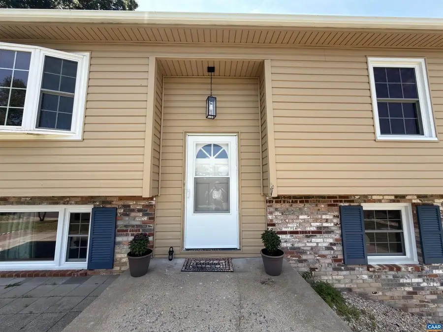 665 Gloria Pl, Staunton, VA 24401 - #3