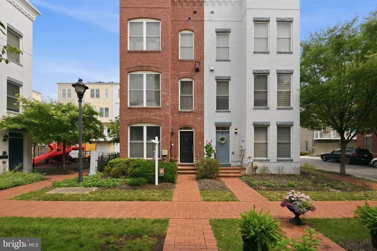 909 3rd Pl Se, Washington, DC 20003 - #1
