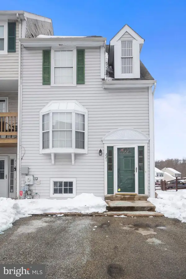 221 Vercelli Dr, BEAR, DE 19701