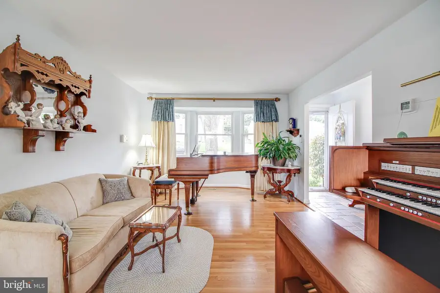 10113 Daventry Dr, Cockeysville, MD 21030 - #2