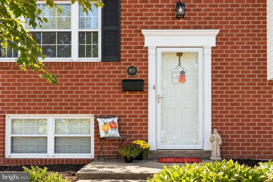 957 Stormont Cir, Baltimore, MD 21227 - #2