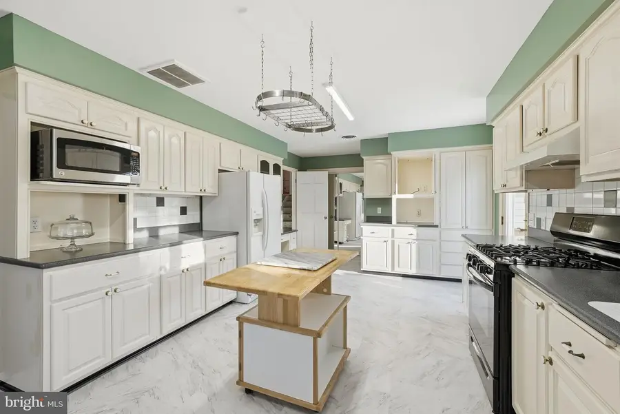 1206 Beechwood Dr, Frederick, MD 21701 - #2