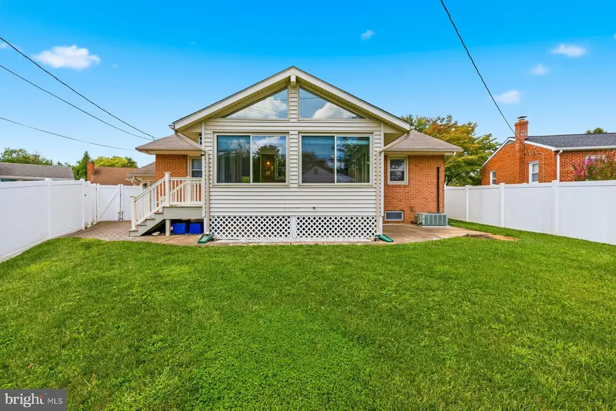 802 Young Pl, Frederick, MD 21702 - #3